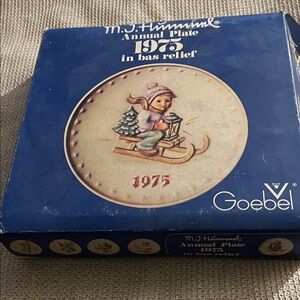 Goebel 1975 Annual Plate with Child and Sled